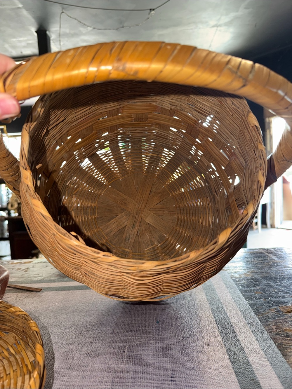 Vintage Handwoven Natural Brown Wicker Basket with Handle or picnics basket - Picture 5 of 9